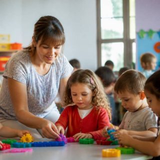 Atsem en ecole maternelle : rôle, missions et formation