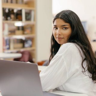 Bachelor marketing digital en alternance : avantages et débouchés