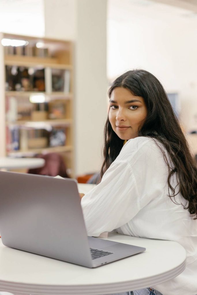 Bachelor marketing digital en alternance : avantages et débouchés