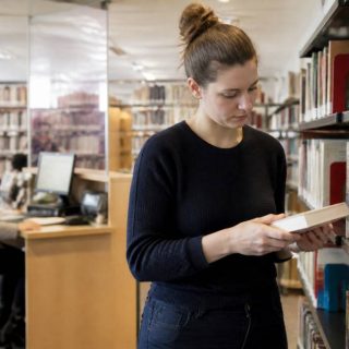 Assistant bibliothécaire formation : parcours, compétences et débouchés
