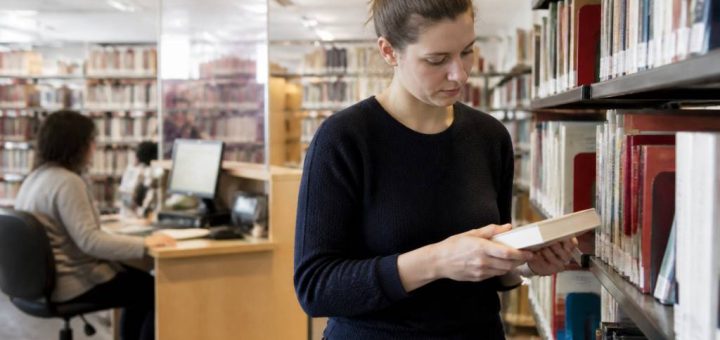 Assistant bibliothécaire formation : parcours, compétences et débouchés
