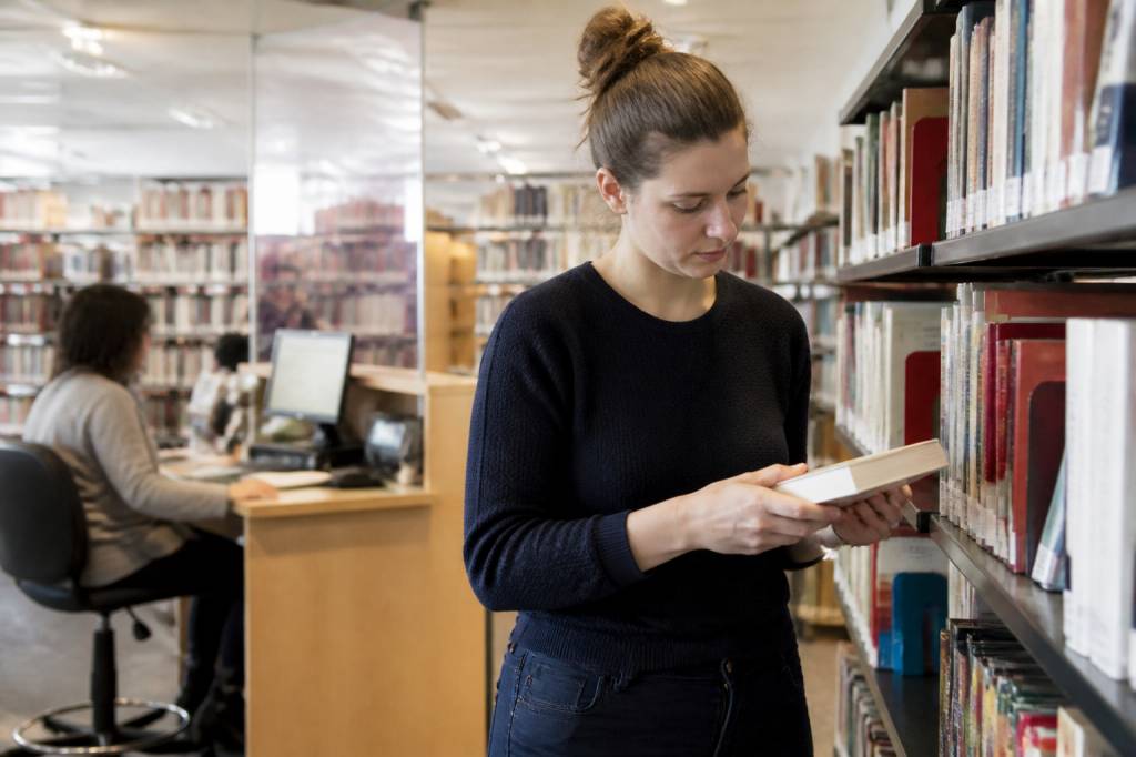 Assistant bibliothécaire formation : parcours, compétences et débouchés