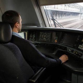Combien gagne un conducteur de train : salaire, primes et évolution de carrière