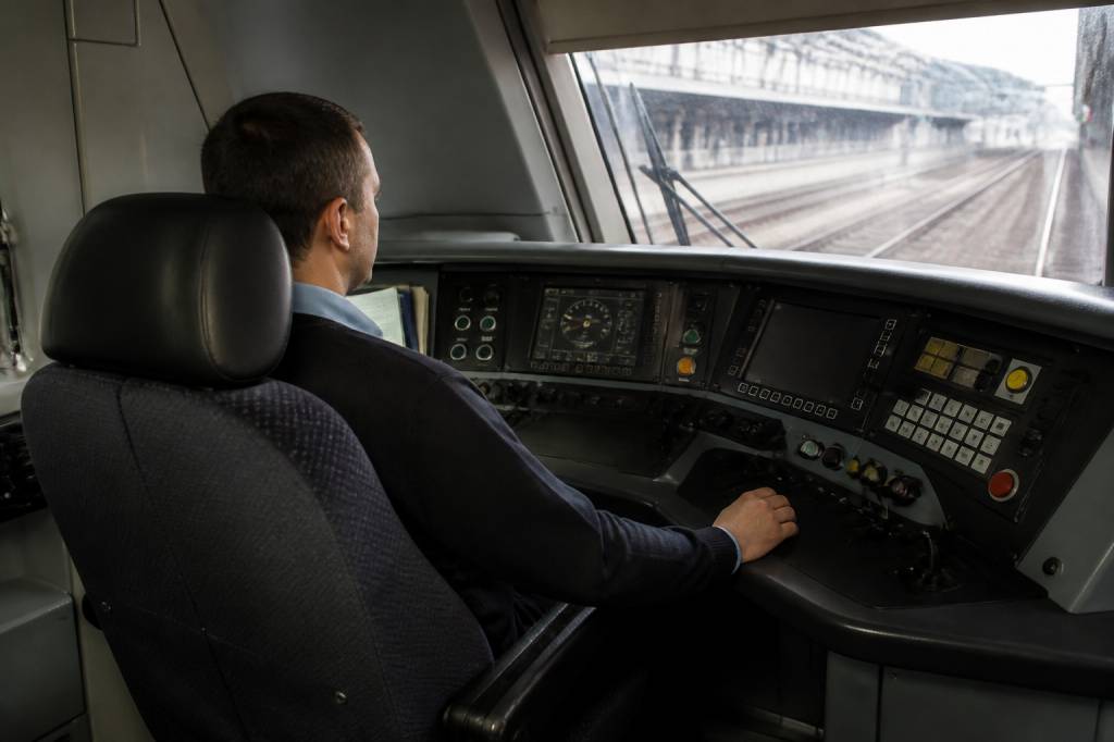 Combien gagne un conducteur de train : salaire, primes et évolution de carrière