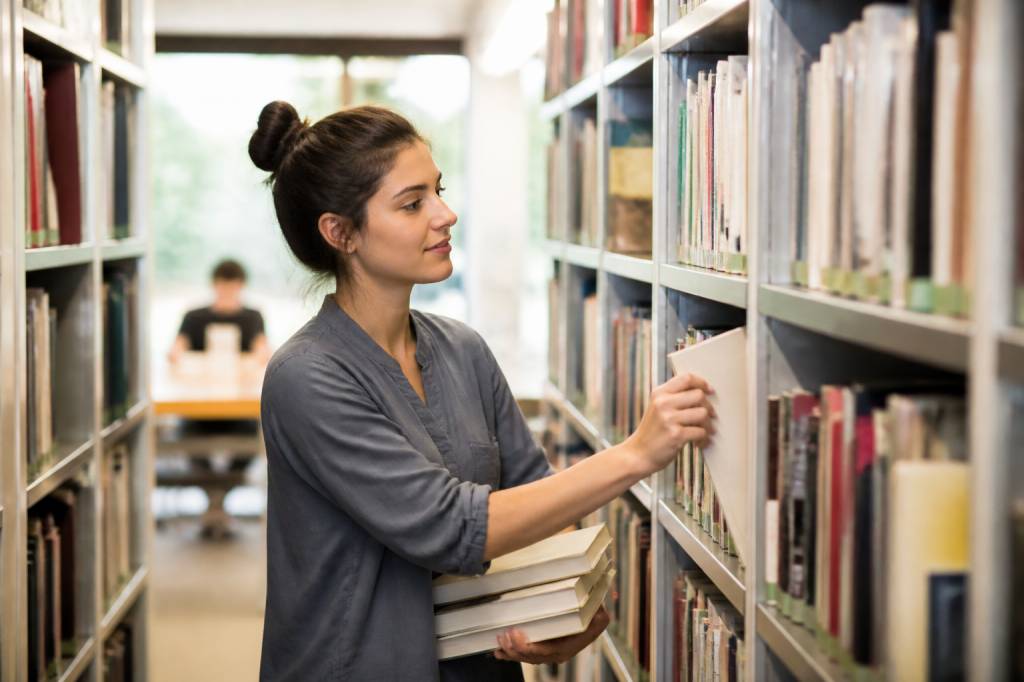 Salaire agent de bibliothèque : rémunération, évolution de carrière et débouchés