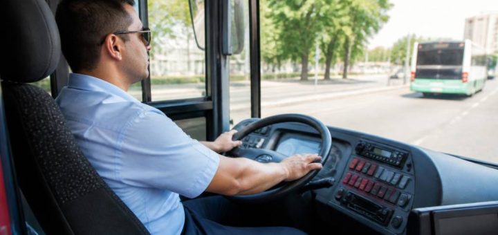 Combien gagne un chauffeur de bus : salaire, primes et évolution de carrière