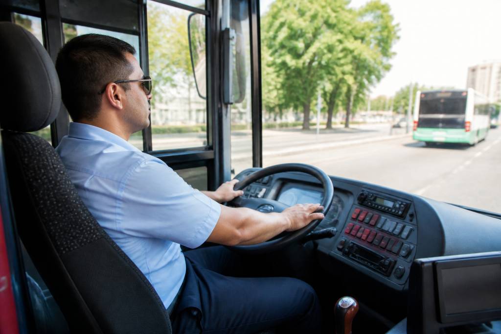 Combien gagne un chauffeur de bus : salaire, primes et évolution de carrière