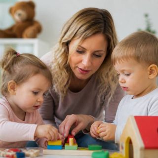 Combien gagne une assistante maternelle ? salaire, tarifs et revenus en 2026