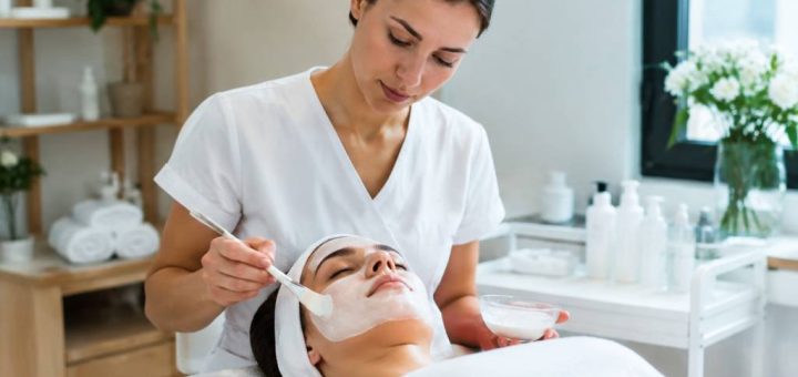 Esthéticienne salaire moyen : combien gagne-t-on selon l’expérience et le statut ?