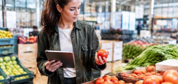 Comment devenir acheteur fruits et légumes : formation, compétences et débouchés