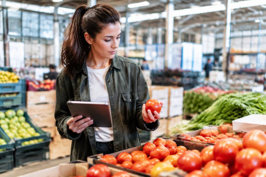 Comment devenir acheteur fruits et légumes : formation, compétences et débouchés