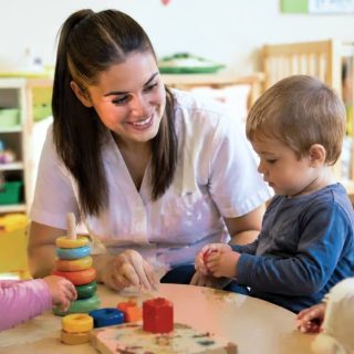 8 compétences auxiliaire de puériculture à maîtriser pour exercer le métier