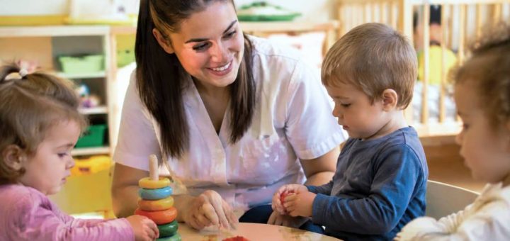 8 compétences auxiliaire de puériculture à maîtriser pour exercer le métier