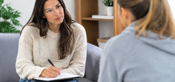 Accompagnateur social : quelles formations et quels débouchés ?