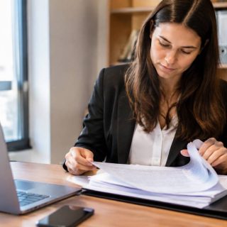 Clerc d'huissier salaire : rémunération, évolution et facteurs qui influencent le métier
