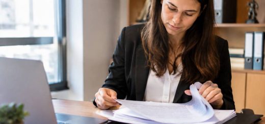 Clerc d'huissier salaire : rémunération, évolution et facteurs qui influencent le métier