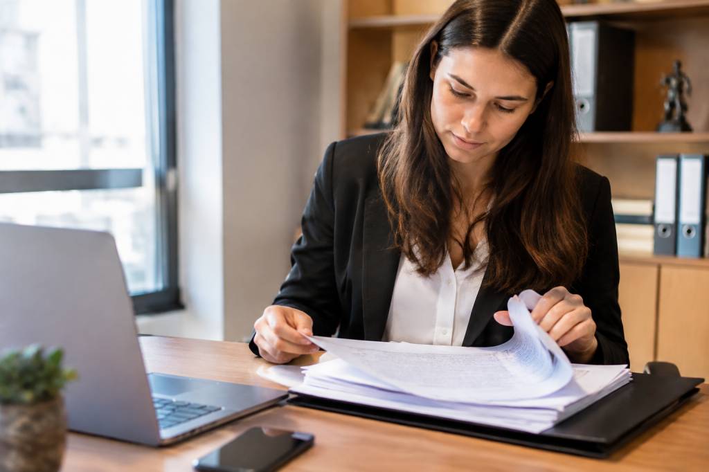 Clerc d'huissier salaire : rémunération, évolution et facteurs qui influencent le métier