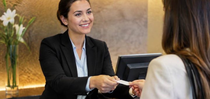 Accueil hôtesse : quelles formations pour exercer ce métier ?
